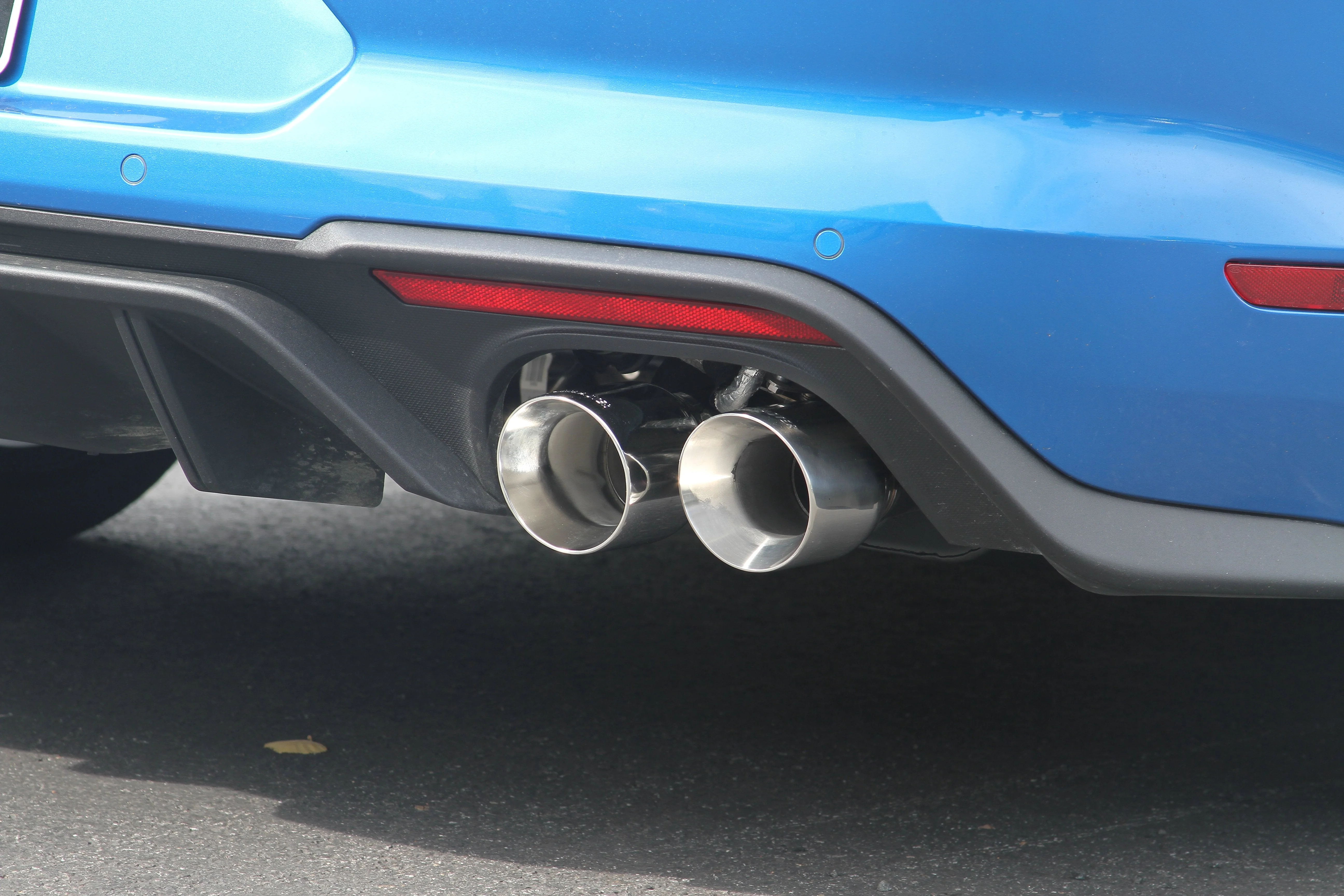 Outlaw Axle-Back Exhaust (Polished Tips) for Mustang 5.0L GT 2018-23 | #817825 | Flowmaster - Image 2